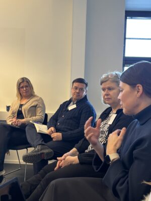 Pyöreän pöydän keskusteluja, kuva Suvi Louhelainen (2)