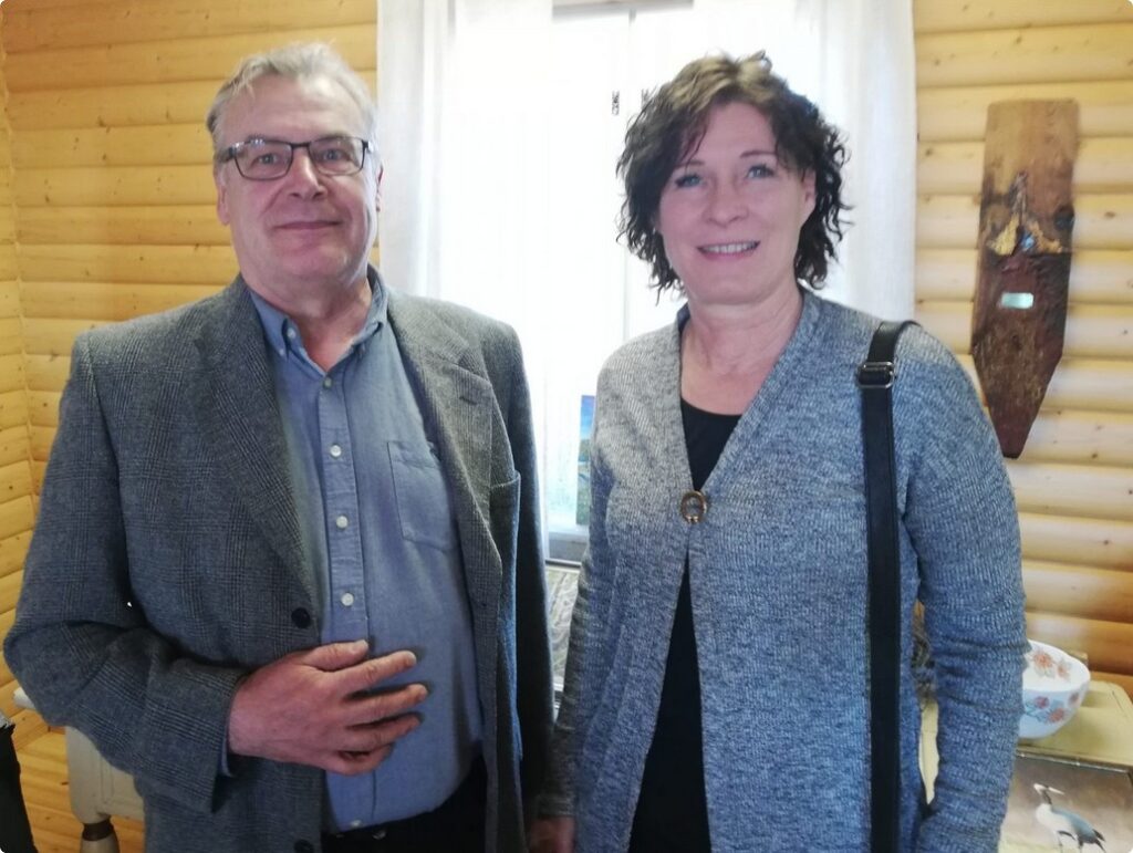 Kansalaisopiston nykyinen rehtori Titta Väänänen sekä edeltäjä Aulis Hautamäki. Arkistokuva.