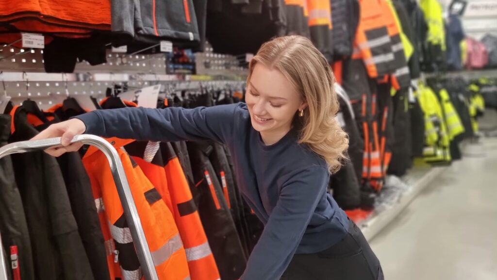 Työvaatteet ja suojaimet ovat helposti saatavilla Saarenpää Oy:n myymälässä.