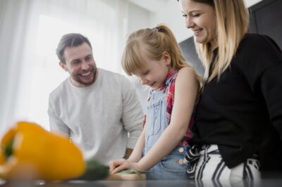 Etelä-Pohjanmaan perheiden ja nuorten mielen hyvinvoinnin tuessa on 2. helmikuuta alkaen keskitetty palvelut yhden numeron taakse. Kuvituskuva: Freepik.