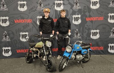 Pysty ja vaakakuva pojista mopoineen. Eemeli on vasemmalla ja Paavo oikealla. Kuvaaja on Ulla Luomansuu. Liitteesä vielä kuva Paavon Honda Monkey Z50J vuosimallia 1982 ja on täydellisesti entisöity alkuperäiseksi. Kuvaaja Heidi Koivunen.