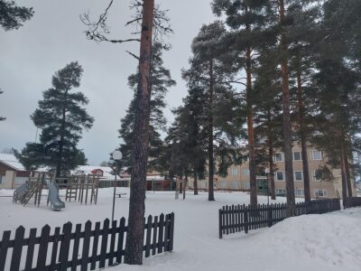 Paavolan uuden koulun urakoitsijat on valittu. Kuvassa koulun pihaa ennen työmaan aloitusta.