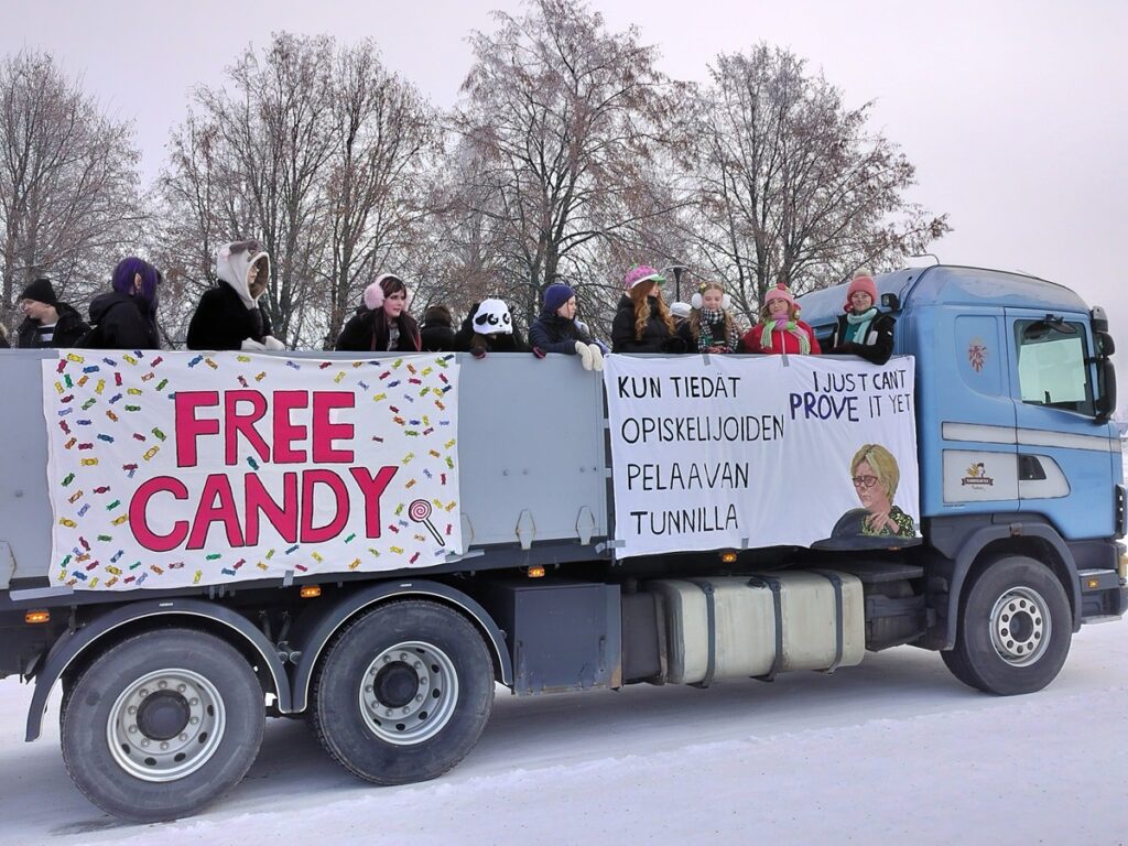 Kuorma-auton lavalta oli luvassa ilmaista karkkia.