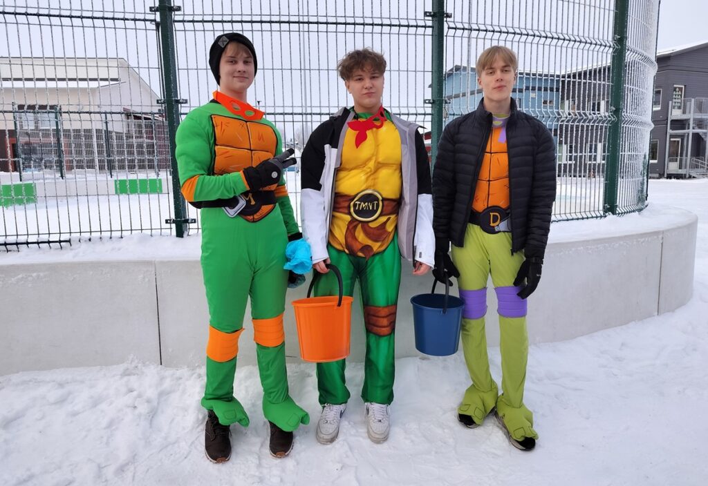 Kauhavan abit luottivat klassikoihin. Kuvassa ”turtlesit” Aapo Poutanen, Akseli Heiskanen ja Touko Lehtinen.