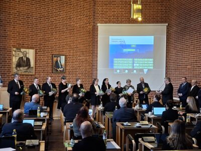 Alajärven kaupunginvaltuuston kokouksen aluksi luovutettiin kunnia- ja ansiomerkkejä.