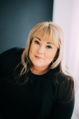 Heta Sammalisto opettaa yksinlaulua Järvi-Pohjanmaan kansalaisopistossa. Kuva: Krista Luoma.