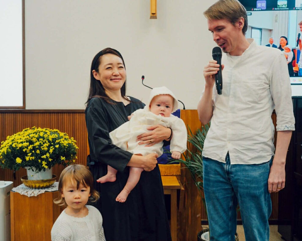 Vaikka Petri ja Yoshien asuvat nyt maalla, heidän kotiseurakuntansa on edelleen Tokiossa. Tässä tutussa kirkossa pastori Naoyuki Kawashima siunasi viime kesänä Airin seurakunnan yhteyteen. Kuvassa on koko Nakajiman perhe eli Yoshie, Petri, viralliselta nimeltään nyt Mikael sekä lapset Airi ja hänen isosiskonsa Miharu.