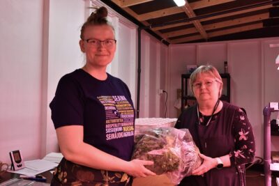 Roosa Rantalainen ja Hannele Yli-Mannila tyhjensivät viidennen kasvatuskokeen satoa pusseihin sekä lähetettäväksi laboratorioon