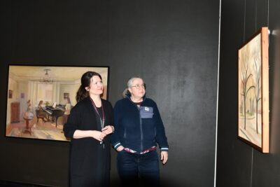 Nelimarkka-museossa on nyt esillä esimerkiksi Eero Nelimarkan kaupunkikuvausta. Joukossa on yksi taiteilijan viimeisistä teoksista, Töölönkadun kodissa syntynyt maalaus musisoivista lapsenlapsista, kertovat Soile Haapala (vas.) ja Sanna Sarva.