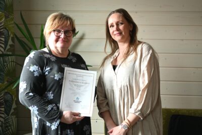 Päivi Kultalahdelle (vas.) ojennettiin Järviseudun Sanomien kunniakirja palkintoineen. Kuvassa oikealla Järviseutulainen Minna Canth -raadin toimituksen edustaja Johanna Korkea-aho.