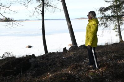 Kolmiomökit rakennetaan omaan rauhaan metsän siimekseen. -Mökistä avautuu maisema järvelle, kertoo Kirsi Syynimaa.