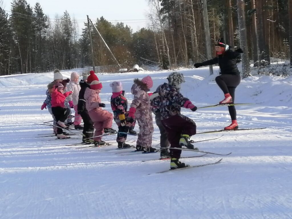 Alkeiskurssin aluksi hypittiin sukset jalassa ensin tasajalkaa ja sitten yhdellä jalalla.