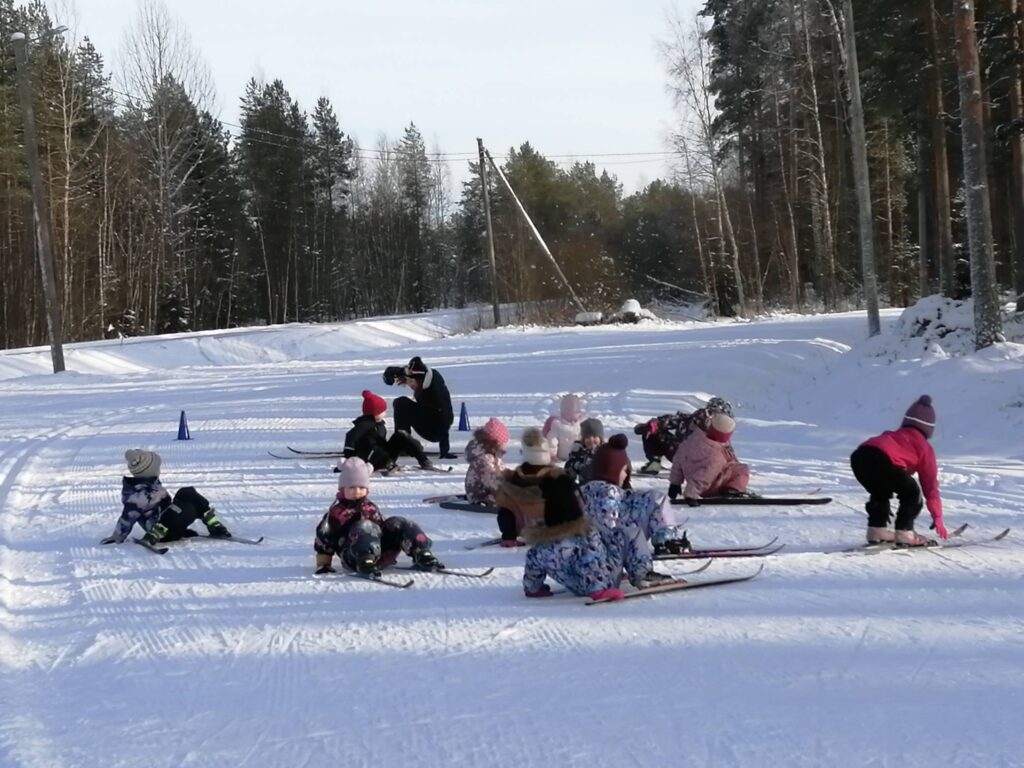 Hyppyjen jälkeen kaaduttiin pillin vihellyksestä takapuoli maahan ja heti ylös.