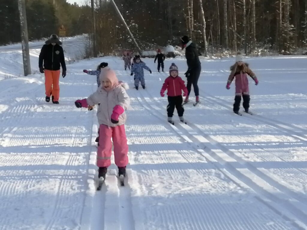 Johanna Kujala neuvoo, kuinka tärkeää on osata ponnistaa ja liu`uttaa.