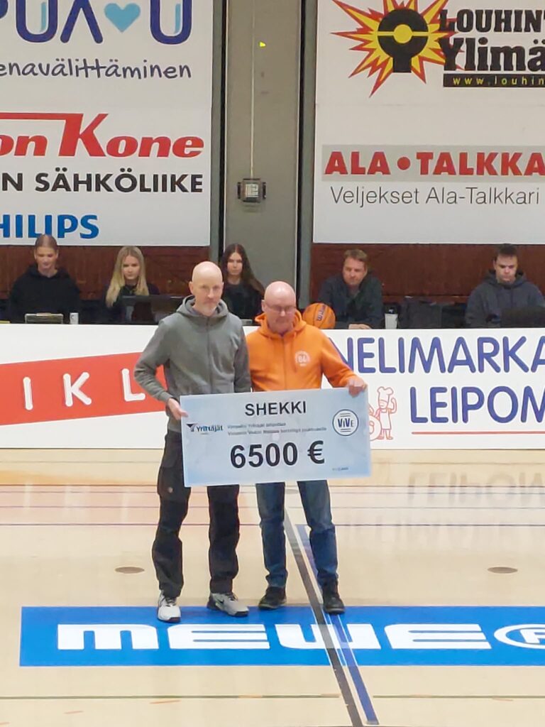 Yrittäjien lahjoituksen otti vastaan Jarkko Havu (vas.). Timo Vesala kuvassa oikealla. Kuva Vesalalta.