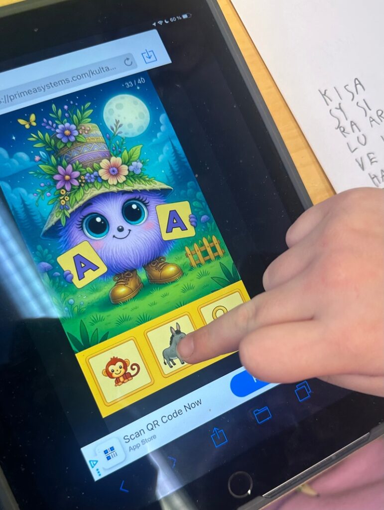 Kultapallerot-hahmot opettavat äänteitä ja lukemisen perusteita lapsille myös digipelin kautta.