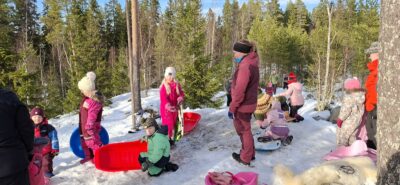 Länsikylän Autionkalliolla pulkkamäessä oli tiivis tunnelma sunnuntaina. Mäki oli sopiva taaperoikäisille, ja he osasivat ottaa päivästä ilon irti. Aikuiset saattoivat ihailla myös korkealta avautuvia maisemia. Kiitokset vielä Tiina Peltoselle ja Ville Karille, kun tarjosivat nämä puitteet lasten liikuntatapahtumaan.