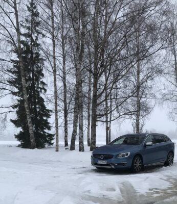 Hybridiautoja näkee Lappajärven maisemissa yhä enemmän.