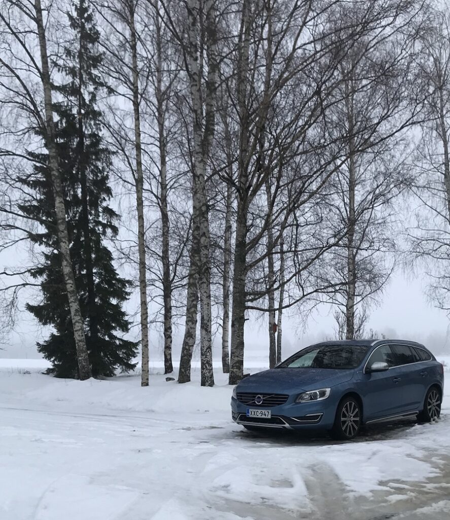 Hybridiautoja näkee Lappajärven maisemissa yhä enemmän.