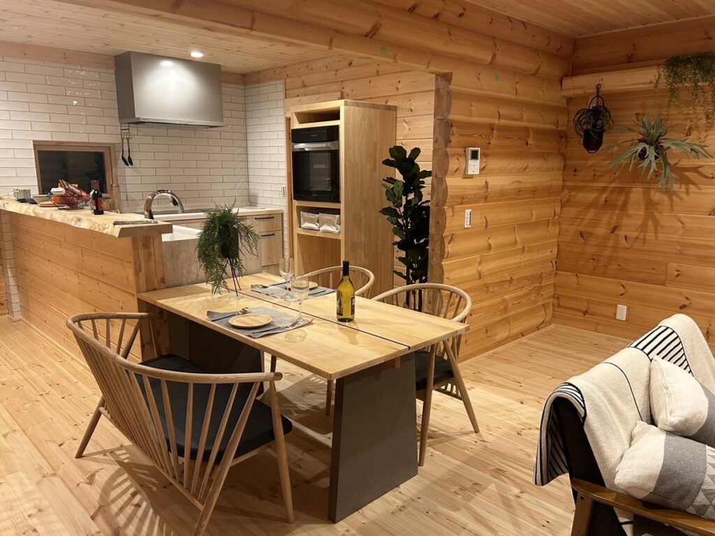 Keittiönurkkaus olohuoneesta katsottuna. Hirsipintaa on talossa paljon näkyvissä. Talo on niin uusi, että sisustaminen on vielä kesken, kalusteet ovat vielä pitkälti Petrin poikamiesasunnolta.