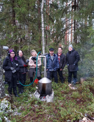 Kuvausryhmä metsässä