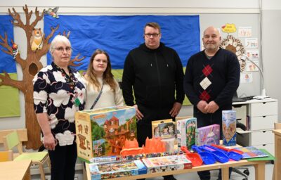 Kortesjärven eskarilaisten uudet, odotetut ja toivotut lelut lahjoitettiin Lions Clubin toimesta keskiviikkona 18. maaliskuuta. Kuvassa (vasemmalta) varhaiskasvatuksen lastenhoitaja, Liisa Mattila, varhaiskasvatuksen opettaja, Emma Lindholm, Lions Clubin presidentti Jarmo Ylesmäki ja Lions Clubin sihteeri Jukka Mäki. 