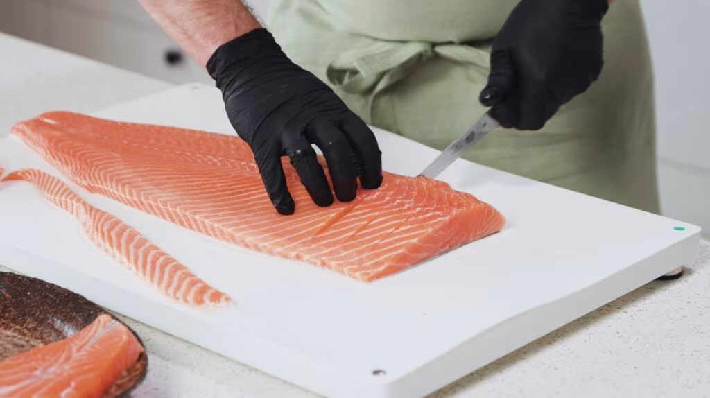 Lohi ja kirjolohi ovat kaksi eri lajia. Suomessa myytävä kirjolohi on useimmiten Suomessa kasvatettua kalaa, kun taas lohi on käytännössä lähes aina tuontikalaa, joka on kasvatettu Norjassa, kiteyttää Suomen Kalankasvattajaliiton toimitusjohtaja Janne Sankelo.