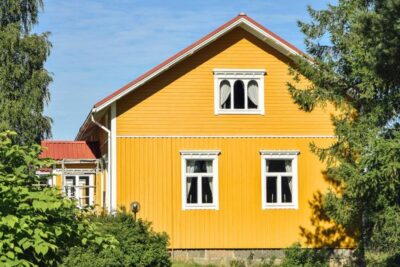 Omakoti- ja paritalojen omistajat voivat vielä hakea avustusta öljy- ja maakaasulämmityksen vaihtoon elinvoimakeskuksesta. Avustushaku päättyy 25.5.2026. Kuva: Adobe Stock