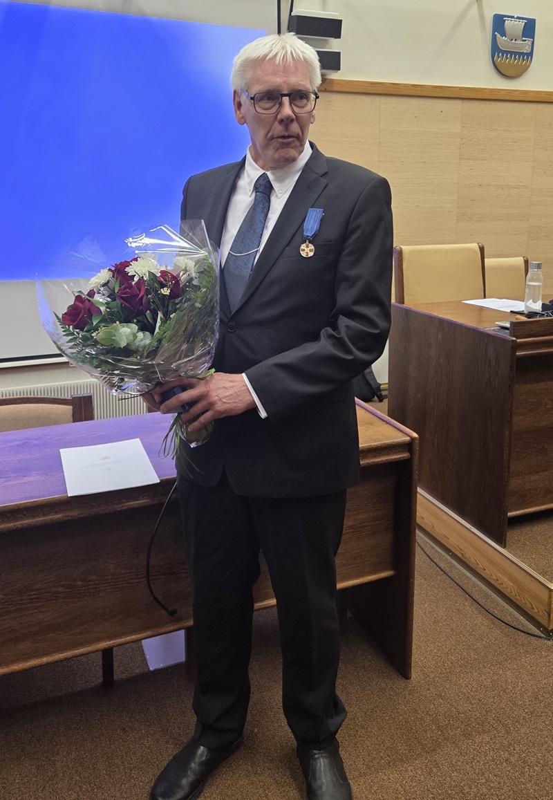 Heikki Honkaniemi palkittiin kunnanvaltuuston kokouksen alussa.