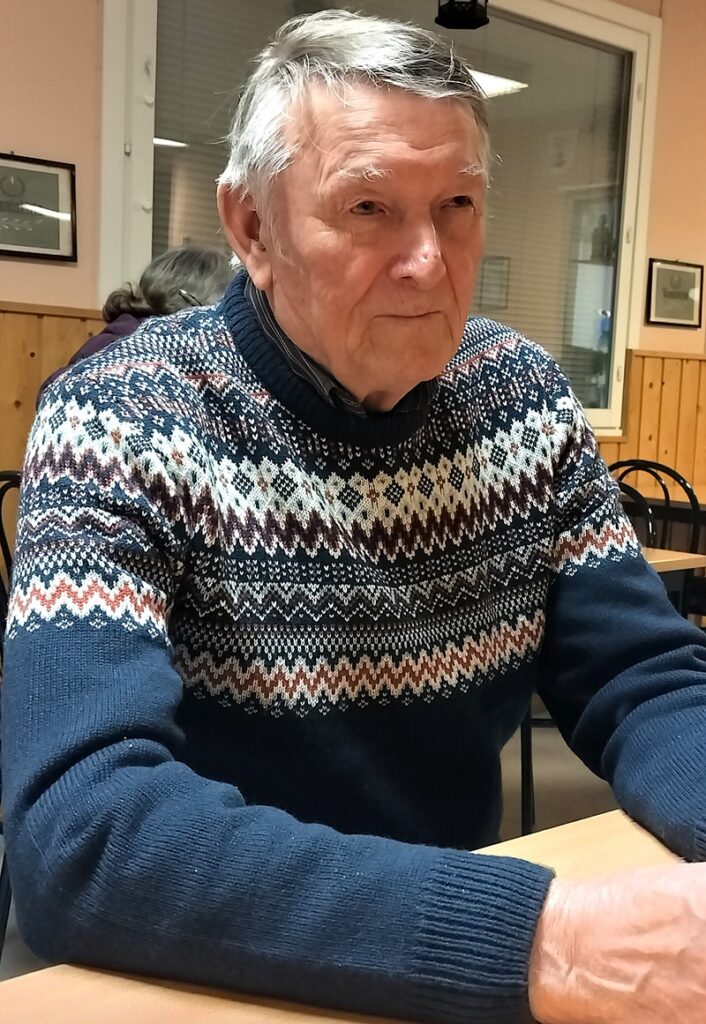 Kohtaamisia kinkereillä. Kauno Luoma kertoi voittaneensa valehtelun SM-kisat jopa yhdeksän kertaa ja huijanneensa myös valheenpaljastuskonetta Tampereen vakoilumuseossa.