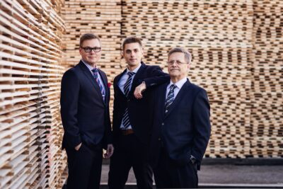 Keitele Group Oy:n toimitusjohtaja Mikko Kylävainio (vas.), ja Keitele Wood Oy:n toimitusjohtaja Matti Kylävainio isänsä, Keitele-konsernin perustaja Ilkka Kylävainion kanssa. Kuva: Keitele.