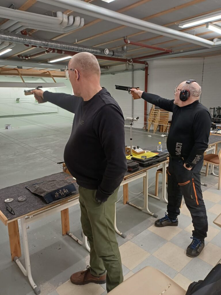 JjA:n ampujat V-P Nevala (vas.) ja J. Leppälä Helmikisoissa. Kuva: M. Niemi.