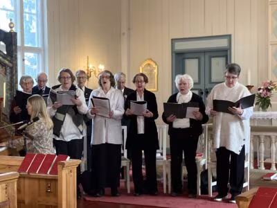 Evijärven kirkkokuoro tarjoaa oppimista, musisoinnin iloa ja mahdollisuuden tietynlaiseen palvelutehtävään. Kuoroa johtaa Laura Hintsala. Kuva: Mikko Loiva.