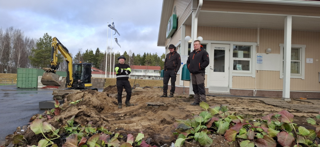 Haastattelun jälkeen Juuso Pikkukangas kiirehti Ankkurikentälle, jossa on menossa laatoituksen uusinta. Juuso Pik kukanas on kuvassa oikealla vieressään Olli-Pekka Turja, vasemmalla Miska Toivola. Kuva: Sirpa Perkkiö.
