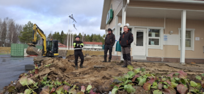 Haastattelun jälkeen Juuso Pikkukangas kiirehti Ankkurikentälle, jossa on menossa laatoituksen uusinta. Juuso Pik kukanas on kuvassa oikealla vieressään Olli-Pekka Turja, vasemmalla Miska Toivola. Kuva: Sirpa Perkkiö.