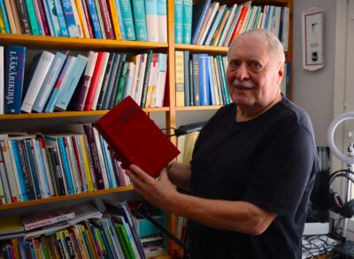 Raimolla on työhuoneessaan laaja kirjakokoelma. Hänen käsissään oleva kirja Therapia Fennica on yksi suomalaisen lääketiteen perusteoksia.