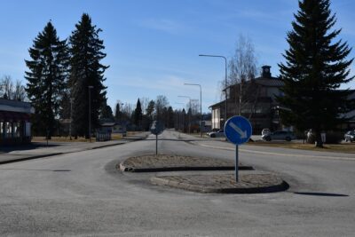 Vimpelin uuden koulun rakentamiseen liittyy paljon mietittävää: vammaisneuvosto pohti esteellisyysasioita. Kuva Vimpelistä Patruunantieltä Opintietä pitkin uuden koulun suuntaan.