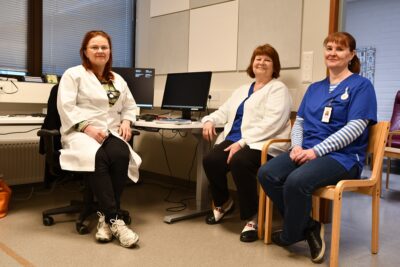 Geriatri Tarja Keto-Tenhunen (vas.) ja muistihoitajat Elina Niskakangas sekä Leea Lapinkorpi muodostavat tiimin. –Tämä työ on vaativaa, mutta myös hyvin palkitsevaa, kun sen vaikutuksen näkee asiakkaan elämässä, Niskakangas kuvailee.