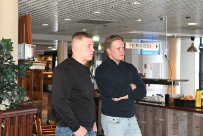 Oliver Pelkonen (vas.) ja Matias Palmu ryhtyivät nuorina yrittäjiksi.