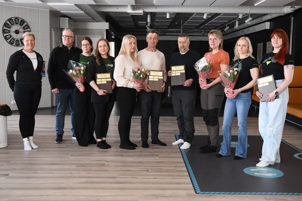 Salla Hemminki (vas.) liikuntapalveluista ja Jani Levijoki Alajärven Yrittäjistä palkitsivat liikkuvimmat yritykset. Sofia Paalijärvi ja Henriikka Jaatinen edustivat Pro Agriaa, Tiina ja Arto Kytölä T&A Kesäkytöä, Marko Pyhältö ja Leila Järvinen Saltex Oy:ta sekä Elina Luoma-aho ja Susanna Korkiatupa Mäkelä Alua.