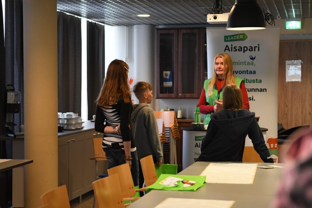Aisaparin pisteellä Ellinoora Takala kertoi, kuinka Aisapari auttaa yrityksiä ja yhdistyksiä kehittämään maaseutua myöntämällä rahoitusta. –Sitä voi saada vaikkapa yritysideoiden kokeilemiseen.