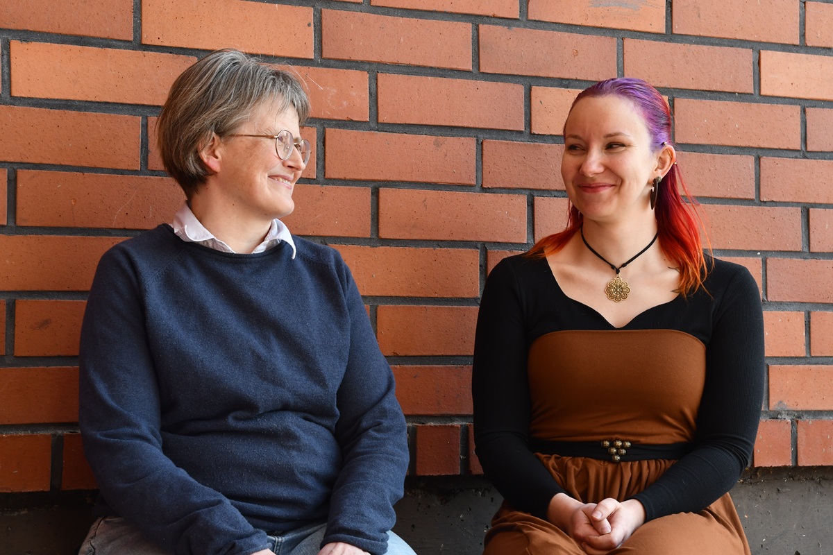 Mirjami Linnanmäki (vas.) ja Emmi Seppälä kokevat, että laulu yhdistää monella tapaa. –Laulun opiskelu on tutustuttanut uusiin ihmisiin ja synnyttänyt ystävyyssuhteita.