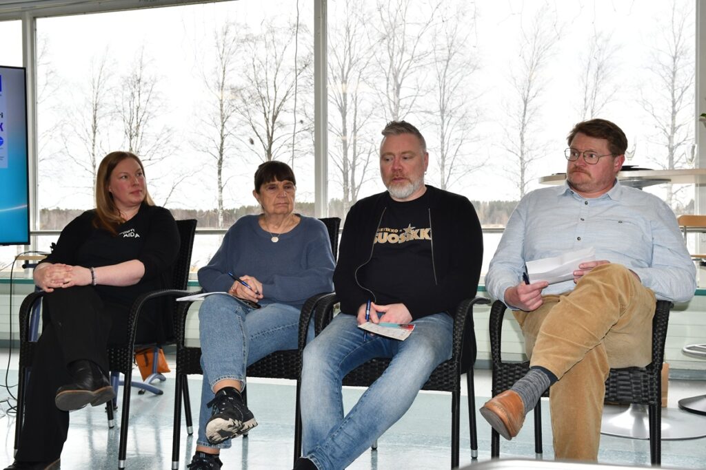 Paneelikeskustelussa vimpeliläinen Hanna Palosaari, Alajärvellä mökkeilevä Salme Sundqvist, Alajärveltä paljon etätöitä tekevä Jukka Vuorio sekä Evijärven kunnanjohtaja Mikko Huhtala olivat monipaikkaisuuden teeman äärellä. Yhteisöllisyys, turvallisuus ja arjen helppous nähtiin Järviseudun valtteina.