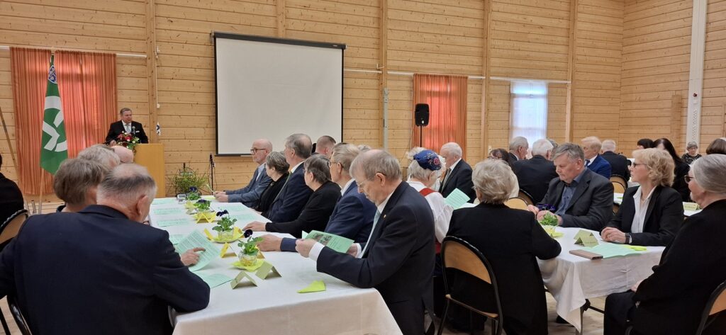 Juhla keräsi paikalle runsaan sadan henkilön osallistujajoukon. Tilaisuus Nuorisoseuran talolla alkoi ruokailulla; tarjolla oli lihakeittoa ja tilaisuuden päätteeksi täytekakkukahvit. Ennen tätä tilaisuutta oli käyty yhdistyksen perustajien haudoilla viemässä kukkatervehdykset. Ennen juhlaa oli mahdollisuus osallistua myös messuun Lehtimäen kirkossa.