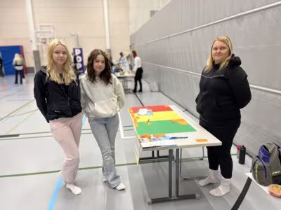 Koulunuorisotyöntekijän työpisteellä Aino Kirsilä ja Elisa Paananen pohtivat opiskelumotivaation merkitystä ja sen kehittämistä.