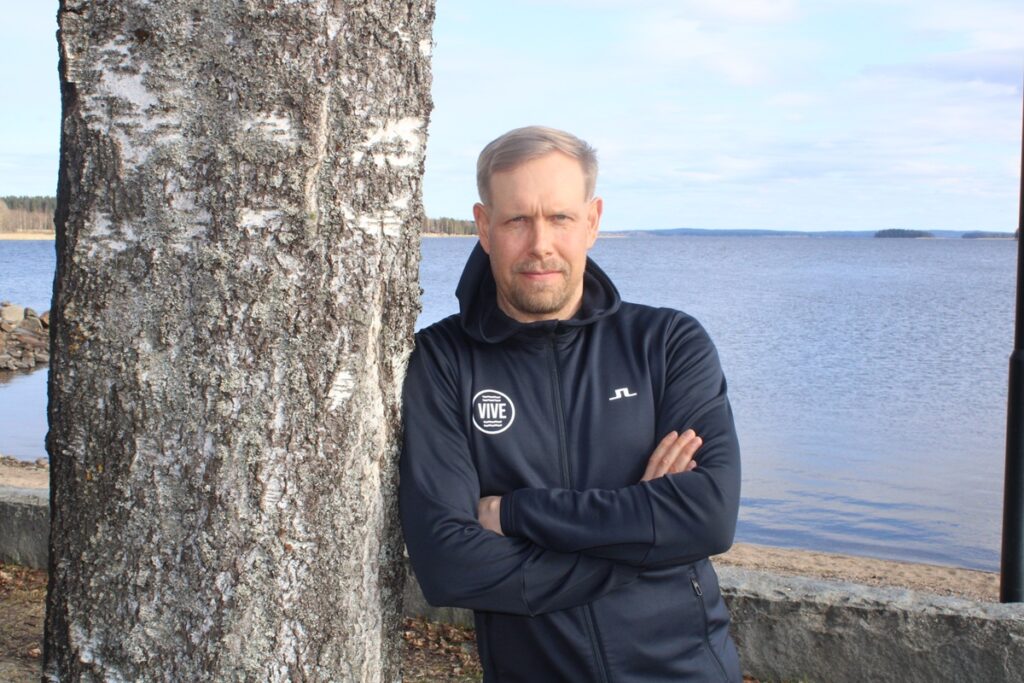 Henri Puputti palasi kraatterijärven rannalle. Päätavoite on hoitaa kapteenin virka ja jokerin tehtävät. Hän sanoo olevansa tarvittaessa valmis myös kopparin tontille.