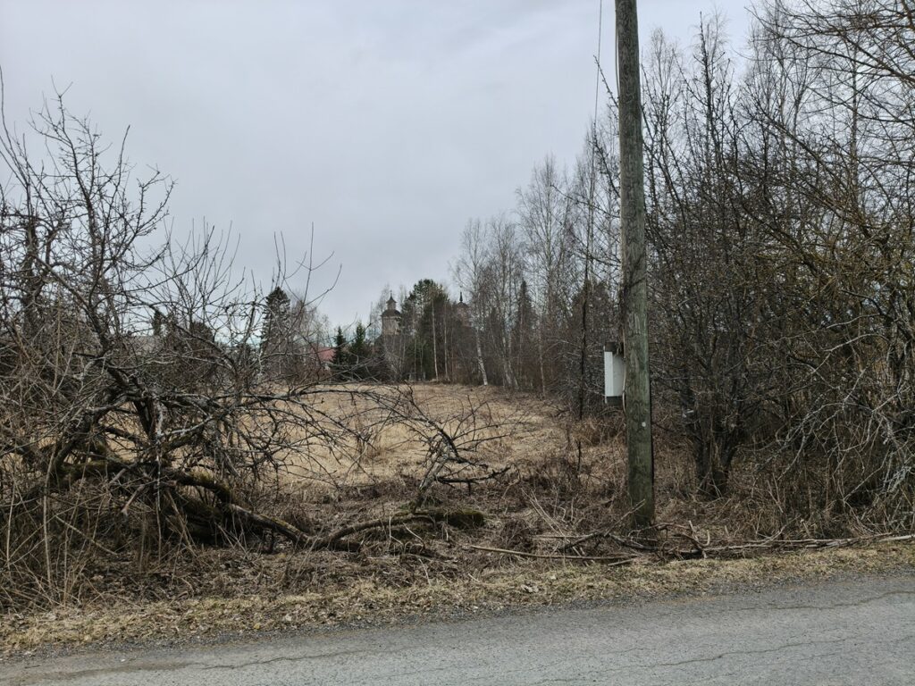 Kattoa näkyvissä? Pyöreä kirkko on yksi Vimpelin kohteista Etelä-Pohjanmaan kulttuurireitin varrella. Lähiympäristö ei kohdetta mairittele.