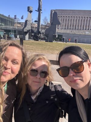 Maria Niemistö (vas.), Margit Kontola ja Anna-Maija Kuusela toimivat Etsivässä nuorisotyössä Kauhavan, Evijärven ja Lappajärven alueella. Kuva Kuuselalta.