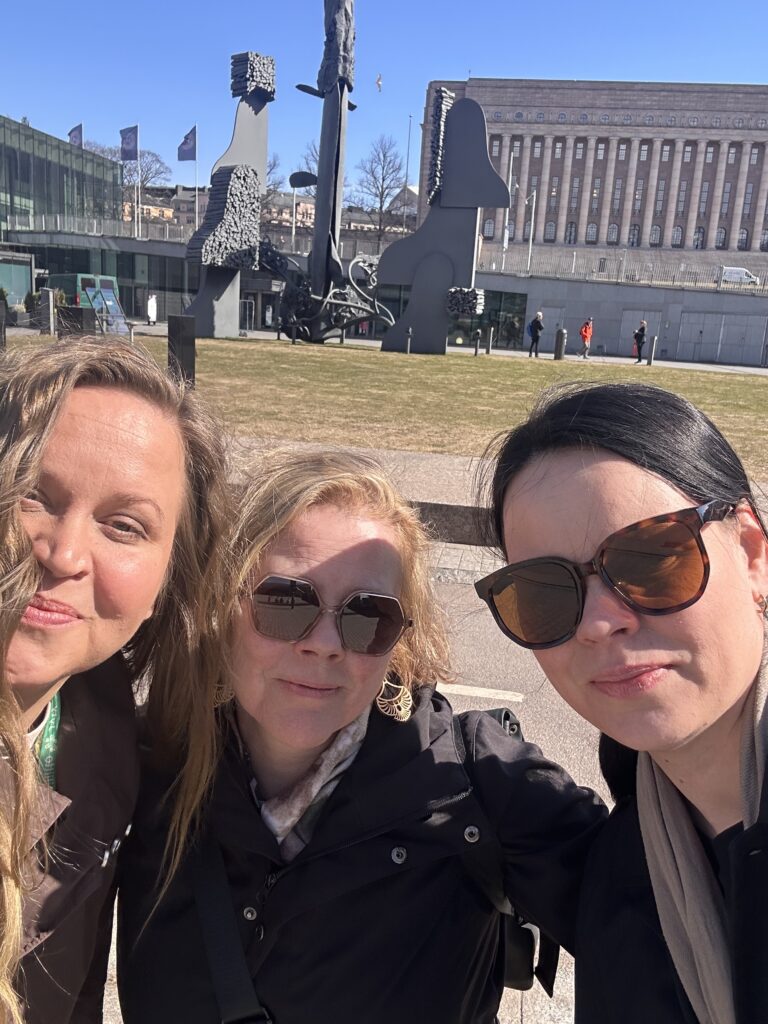 Maria Niemistö (vas.), Margit Kontola ja Anna-Maija Kuusela toimivat Etsivässä nuorisotyössä Kauhavan, Evijärven ja Lappajärven alueella. Kuva Kuuselalta.