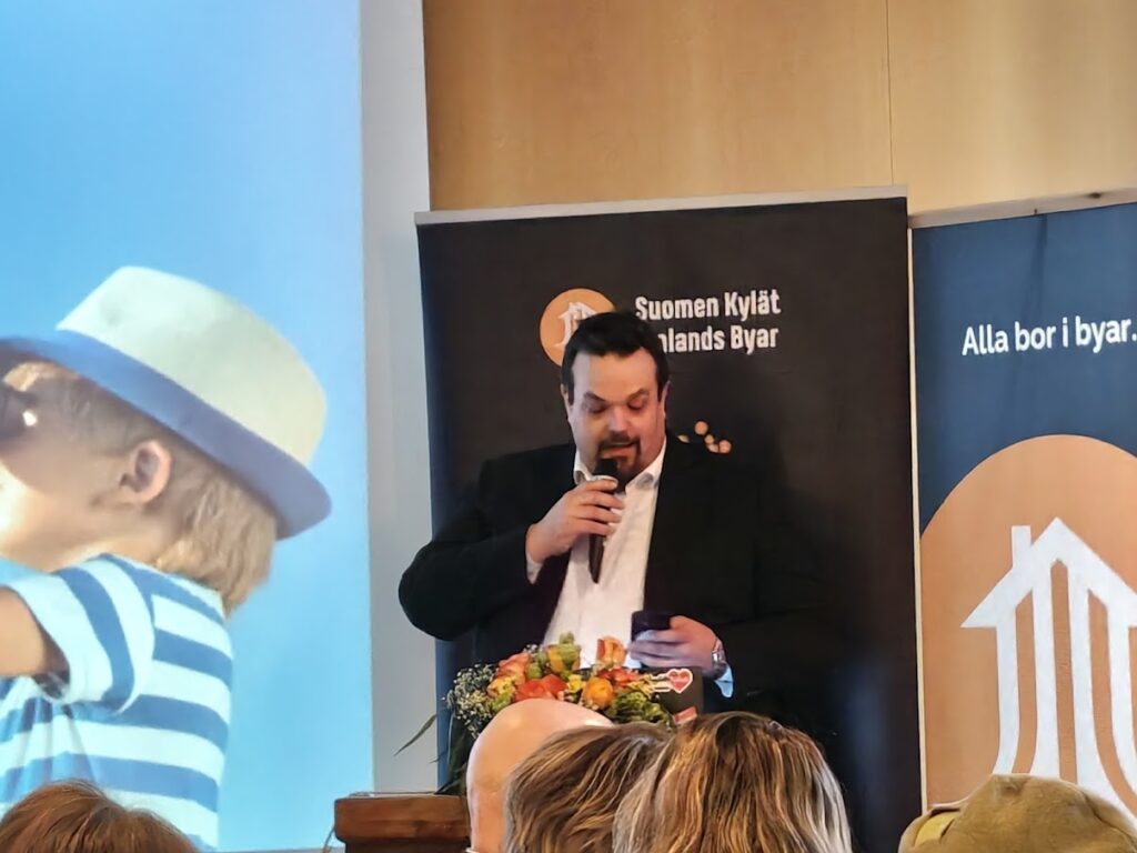 Kansanedustaja Antti Kangas oli valintaraadissa ja myös palkintojen jaossal. Antin äidin sukujuuria löytyy Vimpelistä.